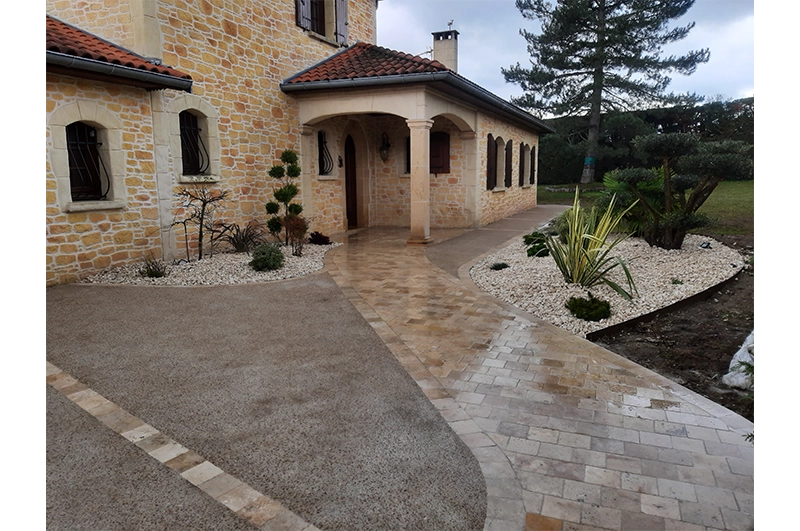 Dulac paysagiste création de terrasse, allée, escalier en béton désactivé à Saint genis laval Rhône