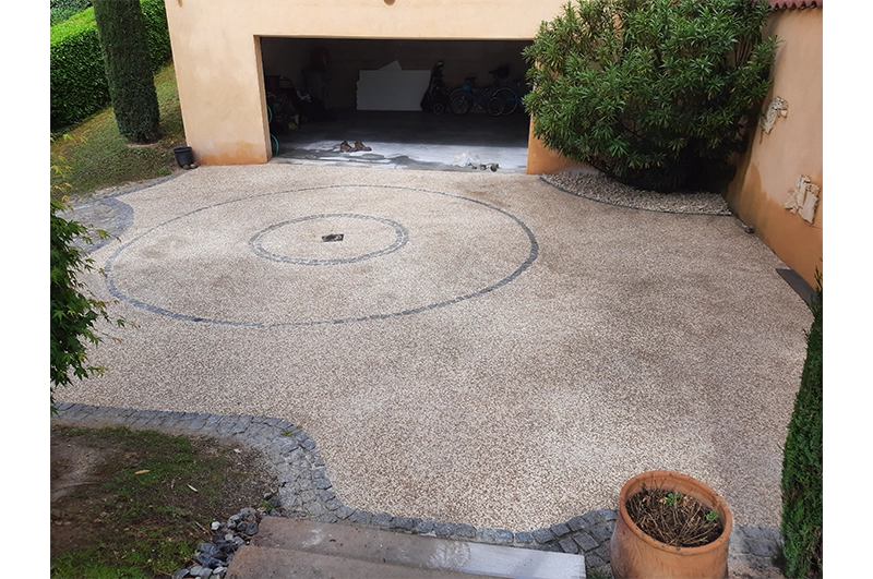 Dulac paysagiste création de terrasse, allée, escalier en béton désactivé à Oullins Rhône