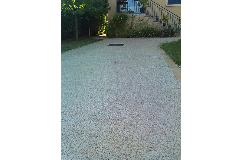 Dulac paysagiste création de terrasse, allée, escalier en béton désactivé à Saint genis laval Rhône