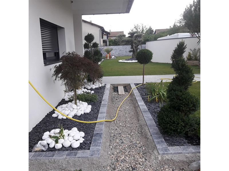 Dulac paysagiste création et entretien de massif fleuries à Francheville Rhône