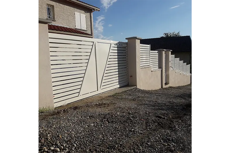 Dulac paysagiste pose de brise vue, portail et clôture à Saint Genis Laval Rhône